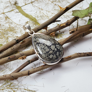 Colgante de Oro Apache con Cabujón en Forma de Pera y Bisel de Plata 925 |   Joyería de Piedras Preciosas Únicas al por Mayor - Product Image 4