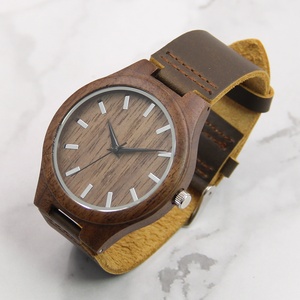 Reloj de Madera de Nogal Hecho a Mano con Correa de Cuero Genuino, Reloj de Madera con Movimiento Japonés, Regalo de Aniversario para Él, Regalo para Padrinos de Boda - Product Image 1