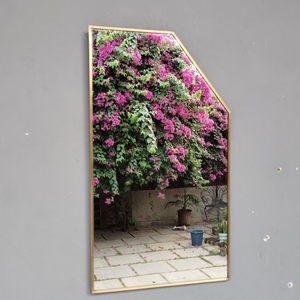 Espejo de pared decorativo con diseño único y acabado en latón - Product Image 3