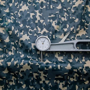 Cuero con estampado de camuflaje verde, negro y marrón, productos de cuero con estampado de flores personalizables de 1 a 12 pies cuadrados. - Product Image 1