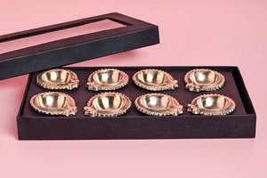 Juego de 8 Lámparas de Aceite Indias Tradicionales Diya de Metal Premium para el Festival Diwali Pooja y Decoración del Templo del Hogar - Product Image 4