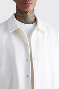 Blouson universitaire Letterman en laine à logo personnalisé pour homme Blouson d'aviateur à manches longues de couleur unie avec logo brodé et bouton unique - Product Image 4