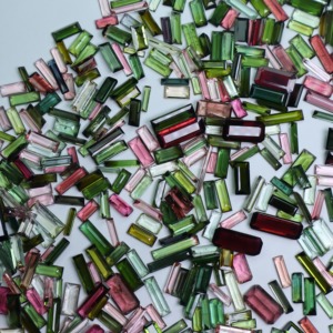 Lot de pierres précieuses en forme de baguette multi-tourmaline naturelle polie pour la fabrication de bijoux tailles mixtes - Product Image 1