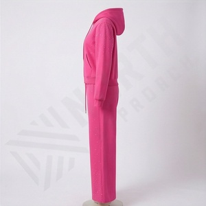 Conjunto Deportivo de Dos Piezas con Logotipo Personalizado al por Mayor, Sudadera con Capucha y Bolsillo con Cremallera Decorado con Pedrería, Chándal 100% Algodón - Product Image 3