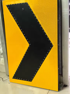 Señal de dirección de tráfico LED alimentada por energía solar para visibilidad nocturna y diurna - Product Image 3