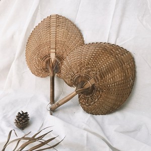 Abanico de mano de hoja de palma y bambú, estilo retro, hecho a mano, regalo tradicional en forma de corazón - Product Image 5