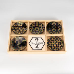 Ensemble de 5 assiettes à dessert en céramique noire et or Edo Komon, motif japonais traditionnel, écologiques, pour les fêtes - Product Image 2