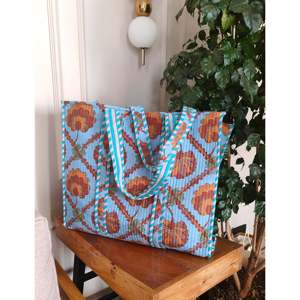 Sac fourre-tout réutilisable en coton matelassé à la main style bohème Autumn Sky avec fermeture éclair - Product Image 1