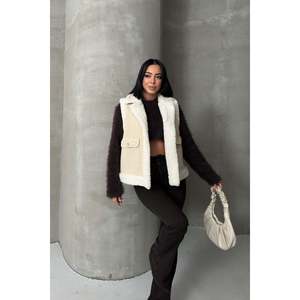 Chaleco de Piel Sintética para Mujer, Elegante, Marca XLove Jeans, Modelo 6171, Color Camel Cálido, Sin Mangas, para la Transición de Otoño a Invierno - Product Image 3