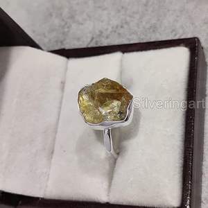 แหวนเงินแท้ 925 ประดับพลอยซิทรินธรรมชาติ สำหรับผู้หญิง ดีไซน์แบบตอกลาย  หินประจำเดือนพฤศจิกายน งานแฮนด์เมด เหมาะสำหรับเป็นของขวัญคริสต์มาส - Product Image 2