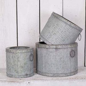 Juego de 3 macetas de flores galvanizadas de hierro hechas a mano ecológicas con mango personalizable para uso en el hogar y el jardín al aire libre - Product Image 1