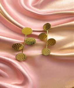 Pendientes de aro anchos pequeños de latón PVD de oro de 18 quilates para mujer, joyería a granel con superficie de textura, chapado en oro, empaquetado para mujer - Product Image 3