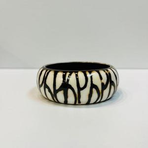 Brazalete de Cuerno de Búfalo Hecho a Mano de Alta Calidad para Mujer, Tallado en Estilos de Feng Shui y Amor de la India - Product Image 4