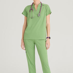 Top exfoliante con cuello en V de corte moderno para mujer Top con manga de muesca y cuello con 2 bolsillos Sweet Basil - Product Image 4