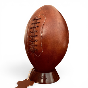 Ballon de football américain vintage des années 1900, en cuir patiné et bois restauré, ciré, taille 5, pour la maison, les fêtes, le sport en intérieur et la décoration. - Product Image 4