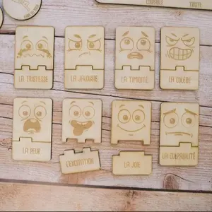 Potongan puzzle kayu buatan tangan dengan wajah tersenyum persegi panjang mainan kayu edukasi untuk anak-anak bentuk kayu dokumenter lucu.