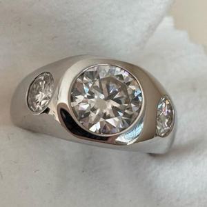 Anillo Solitario Ancho Personalizable con Engaste de Bisel y Corte Original de Moissanita, Plata 925 con Baño de Rodio, Joyería Fina, Anillo de Compromiso - Product Image 2