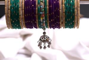 Ensemble de bracelets Chudiyan pour mariée, prix abordable, couleur rose, élégants bracelets brodés avec pendentif Bunda/Jhumka - Product Image 5