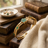 Gelang Liontin Fashion Mewah Berbentuk Semanggi Lima Daun, Set Perhiasan Liontin Fashion Pembawa Keberuntungan