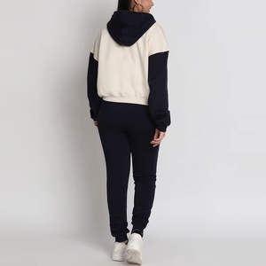 Ensemble de survêtements d'hiver décontractés à capuche pour femmes OEM avec motif solide 100% coton personnalisable - Product Image 3