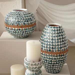 Jarrón decorativo redondo azul MOP con ratán para mesa de centro, diseño y arreglo floral, jarrón Capiz - Product Image 3