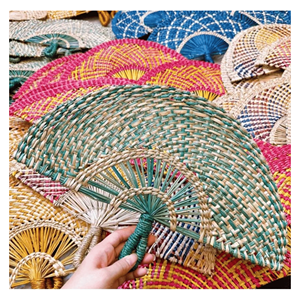 Éventail artisanal en paille de mer tressée pour décoration tropicale, usage extérieur et articles souvenirs du Vietnam - Product Image 1