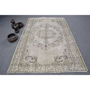 Alfombra turca vintage de 5,2x7,9 pies, tejido plano de lana blanco y gris con respaldo de látex para decoración para sala de estar, patrón de retazos - Product Image 1