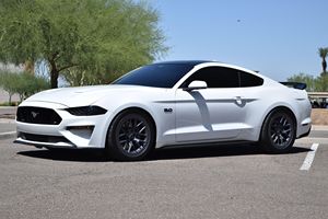 Ford Mustang GT Premium Coupé 2021 d'occasion en bon état, boîte manuelle 6 vitesses, moteur Coyote V8 - Product Image 2