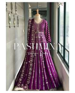 Designer indien Nouvelle Collection de créateurs Pure Georgette Robe brodée complète lourde avec manches longues et pantalon avec Dupatta - Product Image 1