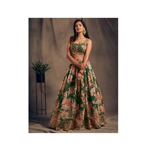 Precioso trabajo de bordado de hilo hecho a mano Lehenga Choli con mampostería y ajuste personalizado para celebraciones de la India - Product Image 1