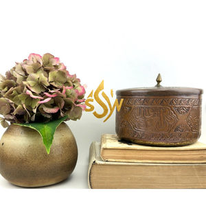 Cacerola de Metal de Latón con Textura Martillada, Acabado Brillante, Forma Redonda con Diseño en Relieve y Tapa, Productos de Cocina - Product Image 2