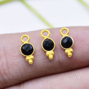 Pendentif en onyx noir naturel, trois rawa, rond, facetté, serti, petit charme, fait à la main, plaqué or, cadeau vendu à l'unité - Product Image 2