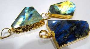 จี้ชิ้นลาบราดอไรต์ธรรมชาติมีเสน่ห์แบบอิสระพร้อมขั้วต่อแบบห่วงเดี่ยวขอบชุบทองด้วยไฟฟ้าขนาด1นิ้ว - Product Image 2