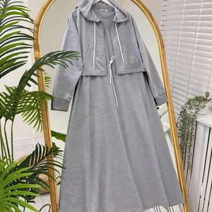 ชุดเดรสฮู้ดดี้ลำลองสำหรับผู้หญิง แขนยาว ผ้าฟลีซทรงโอเวอร์ไซส์ มีโลโก้ด้านหลัง ขายส่ง ไซส์พลัส สำหรับฤดูใบไม้ร่วง แบบ 2 ชิ้น - Product Image 1