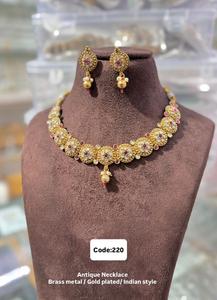 Ensemble de bijoux antiques élégants avec design lourd et boucles d'oreilles idéales pour les mariées indiennes assistant à des mariages et à des fêtes - Product Image 5