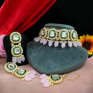 Juego de gargantilla de Kundan y perlas colgantes sin cortar con Maang Tikka Este juego agrega un toque real a cualquier conjunto Ideal para eventos especiales - Product Image 4