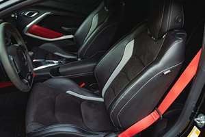 Voiture de sport ARO 2SS 2024, moteur atmosphérique 3.5L V6, automatique, 3 places, cuir foncé, toit ouvrant panoramique 360°, freins à disque avant/arrière - Product Image 6