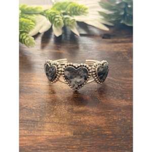 Brazalete de Moda con Forma de Corazón de Plata de Ley y Búfalo Blanco de David Lopez - Product Image 1