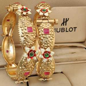 Paire de bracelets à vis plaqués or de qualité supérieure (2) Combo de bracelets traditionnels indiens pour femmes idéal pour les mariages et les fêtes - Product Image 3