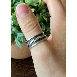 แหวนเงินแท้ทำมือแบบนาวาโฮ ของสะสมทางวัฒนธรรม ขนาด 12.25 - Product Image 2