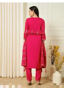 Seda romana viscosa de tendencia de calidad superior de color increíble con bordado a mano Kurti Pant y Dupatta - Product Image 6