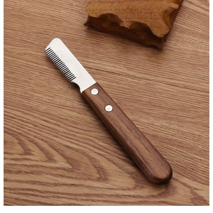 Peine para Mascotas con Mango de Madera de Nogal y Dientes de Acero Inoxidable para Eliminar el Pelo de Perros y Gatos - Uso Doméstico - Product Image 5