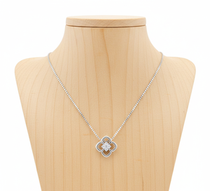 Collar con Colgante de Trébol Minimalista Moderno y Popular para Mujer, Chapado en Oro Certificado por Terceros, Cadena de Plata de Ley - Product Image 5