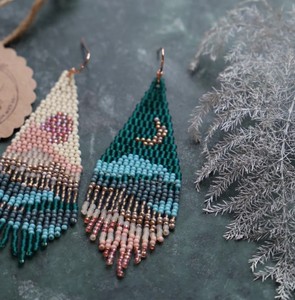 ต่างหูลูกปัดทอมือรุ่งอรุณสีชมพู, ต่างหูที่ไม่ตรงกัน, แนวนอน, ต่างหูขอบ, เครื่องประดับลูกปัด - Product Image 1