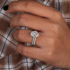 Ensemble de bagues de fiançailles Halo caché en diamant de laboratoire de coupe ovale, cadeau d'alliance en diamant rond assorti - Product Image 2