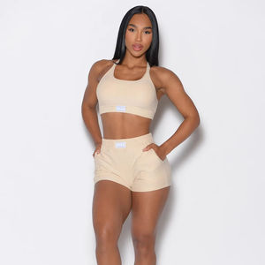 Vente en gros conception personnalisée 2 pièces ensemble femmes entraînement bout à bout tenue athlétique dos nu soutien-gorge de sport et short froissé pour salle de sport et fitness - Product Image 1