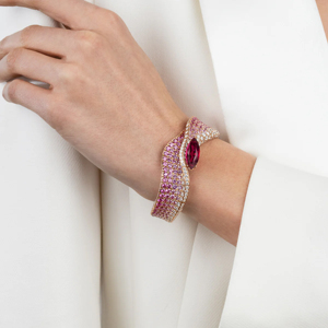 กำไลข้อมือรูปงูประดับเพชรและพลอยไพลินสีชมพูทองคำขาว 18K สุดหรูสำหรับผู้หญิง | กำไลข้อมือประดับพลอยทับทิมทรงมาร์คีส์ ของขวัญเครื่องประดับชั้นดี - Product Image 1