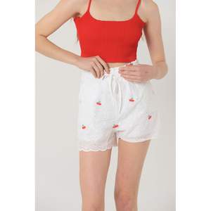 Shorts al por Mayor para Mujer Topshow con Bordado de Flores Rojas y Bolsillos - Product Image 2