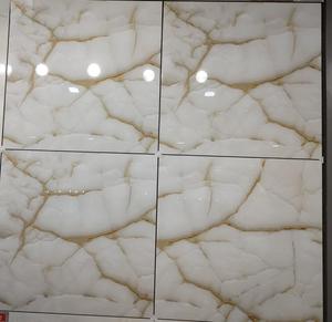 Carrelage en porcelaine brillant aspect marbre de Carrare 600x600mm Carrelage en porcelaine brillant durable de Carrare pour sols et murs résidentiels et commerciaux - Product Image 3