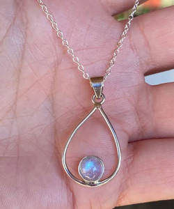 Collier pendentif en laiton plaqué or vintage avec chalcédoine aqua naturelle, fait à la main, forme ovale 8x10 mm, serti en bélière, bijoux - Product Image 4